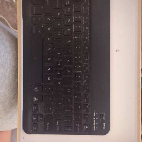 Mini LED wireless keyboard - Picture 3 of 5